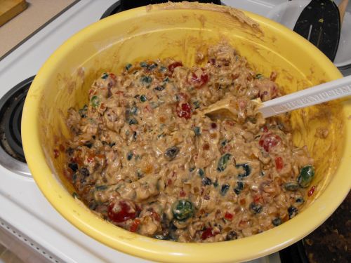 Butter is creamed, blended with brown sugar then mixed with flour. After that the fruit and brandy is mixed in. Very hard work because this is super dense.